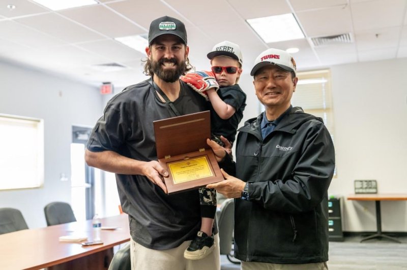 켈리에게 감사패를 전달한 김인석 LG스포츠 대표이사(오른쪽) (출처=연합뉴스)