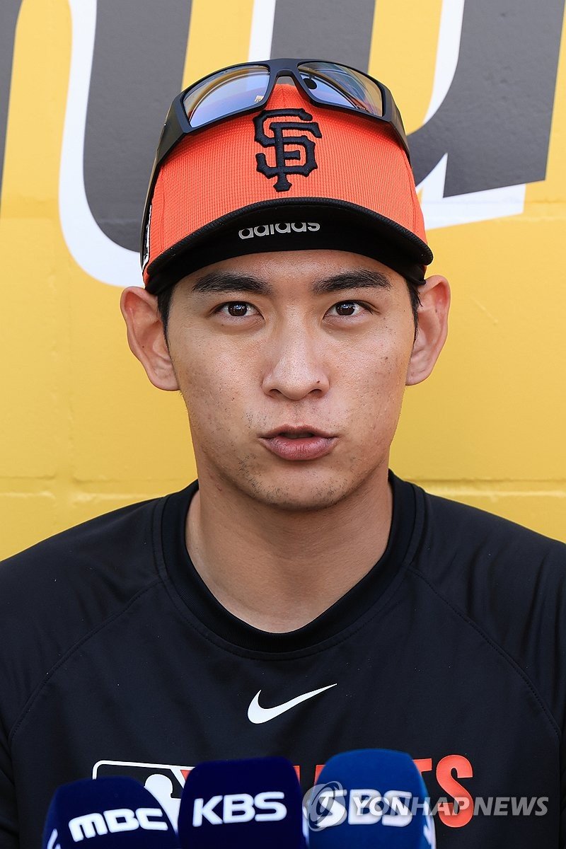 한국 취재진과 인터뷰하는 이정후 (출처=연합뉴스)