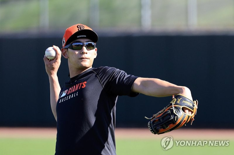 캐치볼하는 이정후 (출처=연합뉴스)