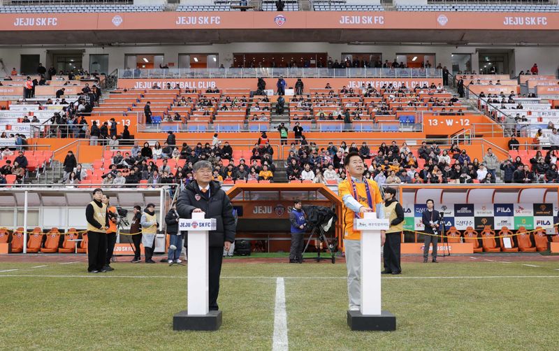 제주SK FC는 15일 제주월드컵경기장에서 열린 2025년 K리그1 홈 개막전에서 새 구단명 선포 기념행사를 가졌다. 지난 2005년 연고지를 제주를 옮겨 20년간 제주도민과 함께해 온 제주 유나이티드 FC 구단명에 구단 모기업인 SK에너지 사명을 새로 넣은 것이다. 제주도와 SK그룹의 동행과 상생의 의미를 담았다. 구창용 제주SK FC 대표(왼쪽)와 오영훈 제주도지사가 새 구단명을 선포하는 축하 버튼을 누르고 있다. SK이노베이션제공