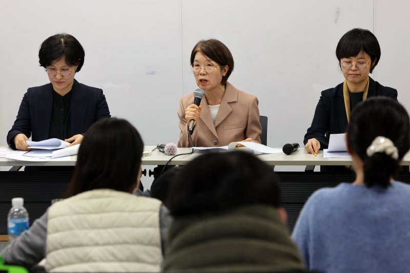 국가인권위원회 원민경(왼쪽부터), 남규선, 소라미 위원이 11일 오후 서울 중구 국가인권위원회 배움터에서 '윤석열 대통령 방어권 보장 안건' 의결 철회와 안창호 위원장의 사퇴를 촉구했다. 2025.2.11/뉴스1 ⓒ News1 황기선 기자