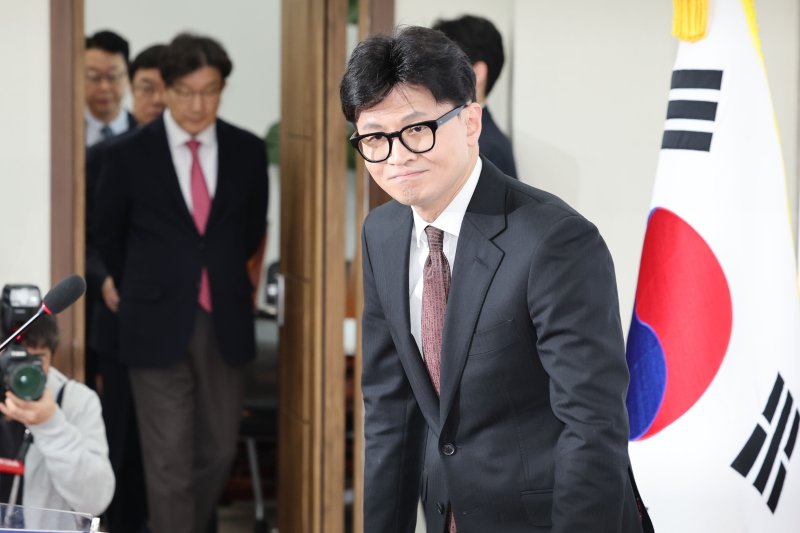 [서울=뉴시스] 권창회 기자 = 한동훈 국민의힘 대표가 지난해 12월 16일 오전 서울 여의도 국회에서 열린 당대표 사퇴 기자회견에서 인사하고 있다. 2024.12.16. kch0523@newsis.com
