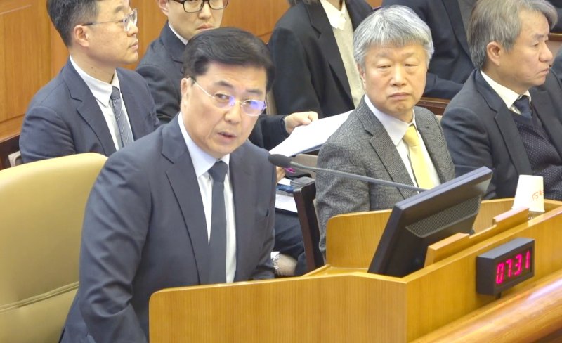 홍장원 전 국가정보원 제1차장이 4일 서울 종로구 헌법재판소에서 열린 윤석열 대통령 탄핵심판 5차 변론에 증인으로 출석해 발언하고 있다. (헌법재판소 제공) 2025.2.4/뉴스1