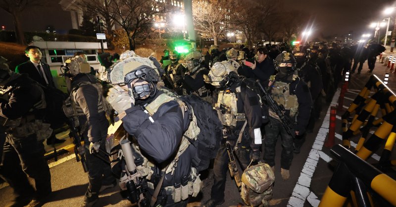 윤석열 대통령의 비상계엄 해제 요구 결의안이 국회 본회의에서 통과된 지난해 12월 4일 새벽 무장 계엄군이 국회를 나서고 있다. 2024.12.4/뉴스1 ⓒ News1 박지혜 기자