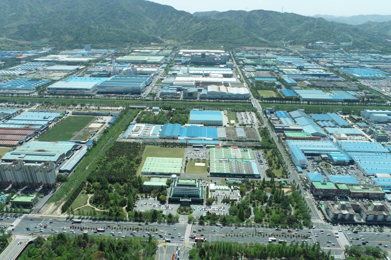 [창원=뉴시스] 한국산업단지공단 경남지역본부 청사(가운데 아래쪽)와 창원국가산업단지 전경.(사진=뉴시스DB)