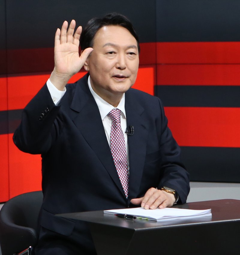 [춘천=뉴시스] 김경목 기자 = 27일 오후 윤석열 국민의힘 대선 경선 후보가 강원도 춘천시 G1(강원민방) 방송국에서 열린 제20대 대통령 선거 후보자 강원 합동 토론회 시작을 기다리다 오른손 손바닥을 들어보이고 있다. 2021.10.27. photo31@newsis.com