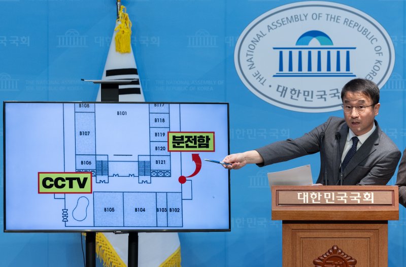 한병도 윤석열 정부의 비상계엄 선포를 통한 내란 혐의 진상규명 국정조사특별위원회 더불어민주당 간사를 비롯한 위원들이 16일 오전 서울 여의도 국회 소통관에서 긴급 기자회견을 열고 비상계엄 선포 당시 국회 본관 일부 전력을 차단했다는 사실을 확인했다고 발표하고 있다. 2025.2.16/뉴스1 ⓒ News1 이재명 기자