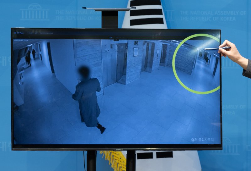 한병도 윤석열 정부의 비상계엄 선포를 통한 내란 혐의 진상규명 국정조사특별위원회 더불어민주당 간사를 비롯한 위원들이 16일 오전 서울 여의도 국회 소통관에서 긴급 기자회견을 열고 비상계엄 선포 당시 국회 본관 일부 전력을 차단했다는 사실을 확인했다고 발표하고 있다. 2025.2.16/뉴스1 ⓒ News1 이재명 기자