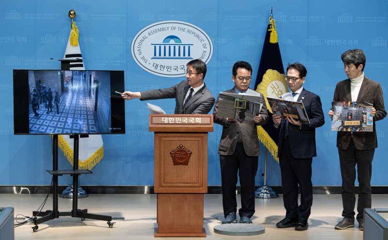 한병도 윤석열 정부의 비상계엄 선포를 통한 내란 혐의 진상규명 국정조사특별위원회 더불어민주당 간사를 비롯한 위원들이 16일 오전 서울 여의도 국회 소통관에서 긴급 기자회견을 열고 비상계엄 선포 당시 국회 본관 일부 전력을 차단했다는 사실을 확인했다고 발표하고 있다. 2025.2.16/뉴스1 ⓒ News1 이재명 기자