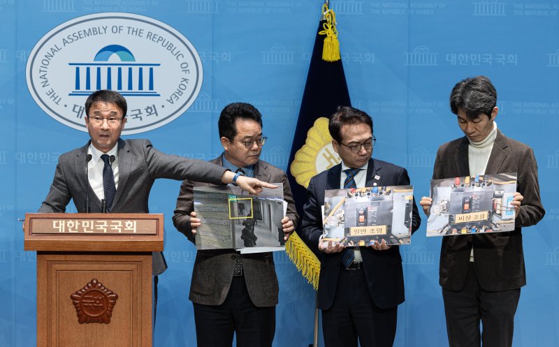 한병도 윤석열 정부의 비상계엄 선포를 통한 내란 혐의 진상규명 국정조사특별위원회 더불어민주당 간사를 비롯한 위원들이 16일 오전 서울 여의도 국회 소통관에서 긴급 기자회견을 열고 비상계엄 선포 당시 국회 본관 일부 전력을 차단했다는 사실을 확인했다고 발표하고 있다. 2025.2.16/뉴스1 ⓒ News1 이재명 기자
