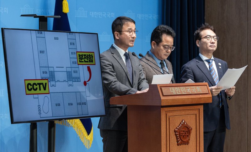 한병도 윤석열 정부의 비상계엄 선포를 통한 내란 혐의 진상규명 국정조사특별위원회 더불어민주당 간사를 비롯한 위원들이 16일 오전 서울 여의도 국회 소통관에서 긴급 기자회견을 열고 비상계엄 선포 당시 국회 본관 일부 전력을 차단했다는 사실을 확인했다고 발표하고 있다. 2025.2.16/뉴스1 ⓒ News1 이재명 기자