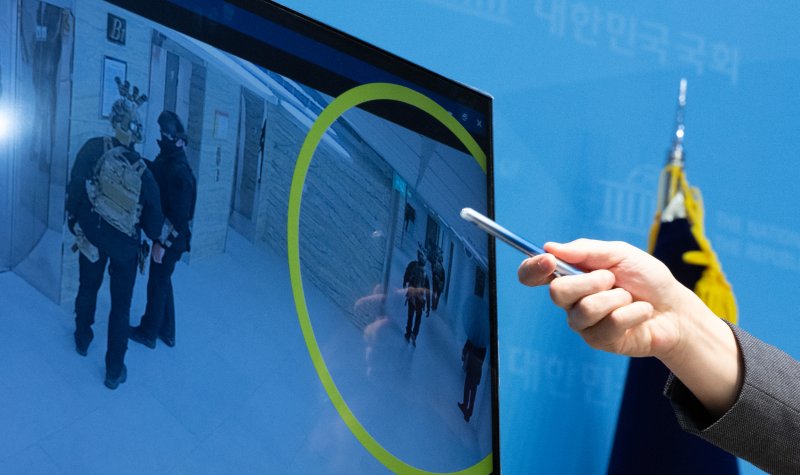 한병도 윤석열 정부의 비상계엄 선포를 통한 내란 혐의 진상규명 국정조사특별위원회 더불어민주당 간사를 비롯한 위원들이 16일 오전 서울 여의도 국회 소통관에서 긴급 기자회견을 열고 비상계엄 선포 당시 국회 본관 일부 전력을 차단했다는 사실을 확인했다고 발표하고 있다. 2025.2.16/뉴스1 ⓒ News1 이재명 기자
