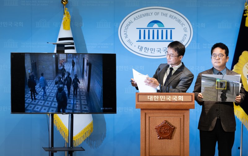 한병도 윤석열 정부의 비상계엄 선포를 통한 내란 혐의 진상규명 국정조사특별위원회 더불어민주당 간사를 비롯한 위원들이 16일 오전 서울 여의도 국회 소통관에서 긴급 기자회견을 열고 비상계엄 선포 당시 국회 본관 일부 전력을 차단했다는 사실을 확인했다고 발표하고 있다. 2025.2.16/뉴스1 ⓒ News1 이재명 기자