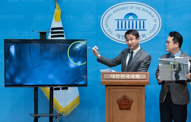한병도 윤석열 정부의 비상계엄 선포를 통한 내란 혐의 진상규명 국정조사특별위원회 더불어민주당 간사를 비롯한 위원들이 16일 오전 서울 여의도 국회 소통관에서 긴급 기자회견을 열고 비상계엄 선포 당시 국회 본관 일부 전력을 차단했다는 사실을 확인했다고 발표하고 있다. 2025.2.16/뉴스1 ⓒ News1 이재명 기자