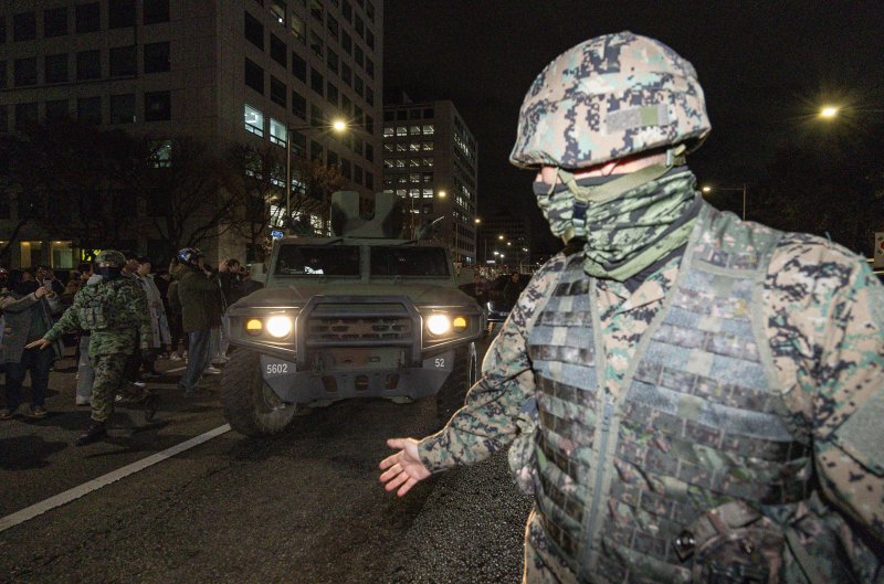 윤석열 대통령의 비상계엄 해제 요구 결의안이 국회 본회의에서 통과된 4일 새벽 서울 여의도 더불어민주당 당사 인근에 배치된 군 차량이 철수하고 있다. 여야는 이날 본회의에서 재석 190명 중 찬성 190명으로 비상계엄 해제 요구 결의안을 가결 처리했다. 이에 따라 계엄령 선포는 무효가 됐다고 국회의장실은 설명했다. 2024.12.4/뉴스1 ⓒ News1 이재명 기자