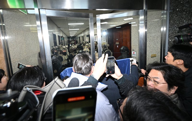 윤석열 대통령이 전격적으로 비상계엄령을 선포한 4일 새벽 계엄군들이 국회 본청 진입을 시도하자 국회 보좌진 등 직원들이 대치하고 있다. 2024.12.4/뉴스1 ⓒ News1 김민지 기자