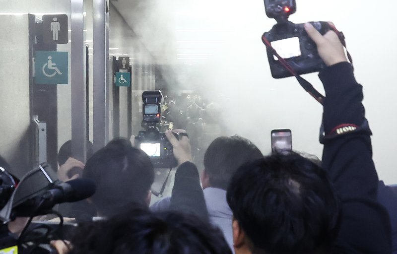 윤석열 대통령이 전격적으로 비상계엄령을 선포한 4일 새벽 계엄군들이 국회 본청 진입을 시도하자 국회 보좌진 등 직원들이 소화기를 뿌리며 대치하고 있다. 2024.12.4/뉴스1 ⓒ News1 김민지 기자