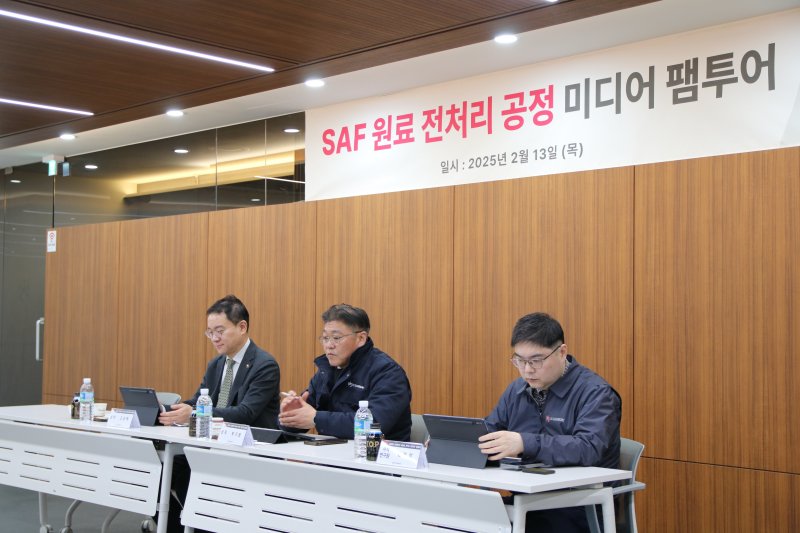 13일 DS단석 경기 평택1공장에서 박기돈 평택1공장장과 신현석 수석연구원이 기자들의 질의에 답변하는 모습(DS단석 제공) 2025.2.13/뉴스1