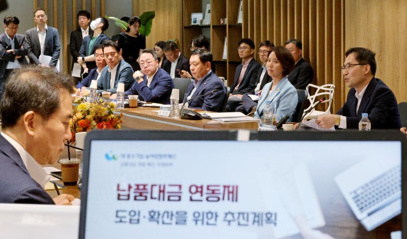 한기정 공정거래위원회 위원장이 2023년 9월 11일 서울 강서구 LG사이언스파크에서 열린 중소벤처기업부·공정위 합동 납품대금 연동제 현장안착 간담회에서 모두발언 하고 있다. /뉴스1 ⓒ News1 장수영 기자