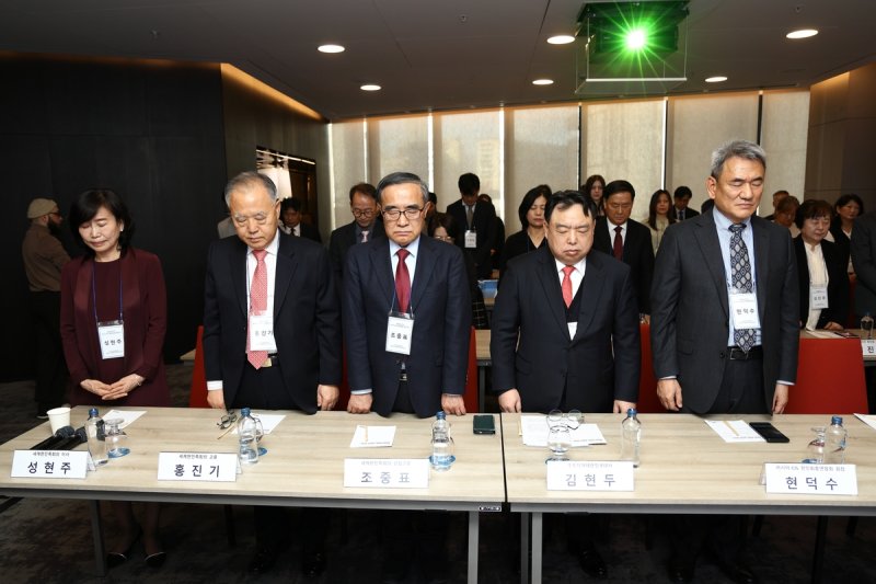 '광복 80주년 러시아-CIS 재외동포 콘퍼런스'에서 묵념하는 참석자들 (출처=연합뉴스)