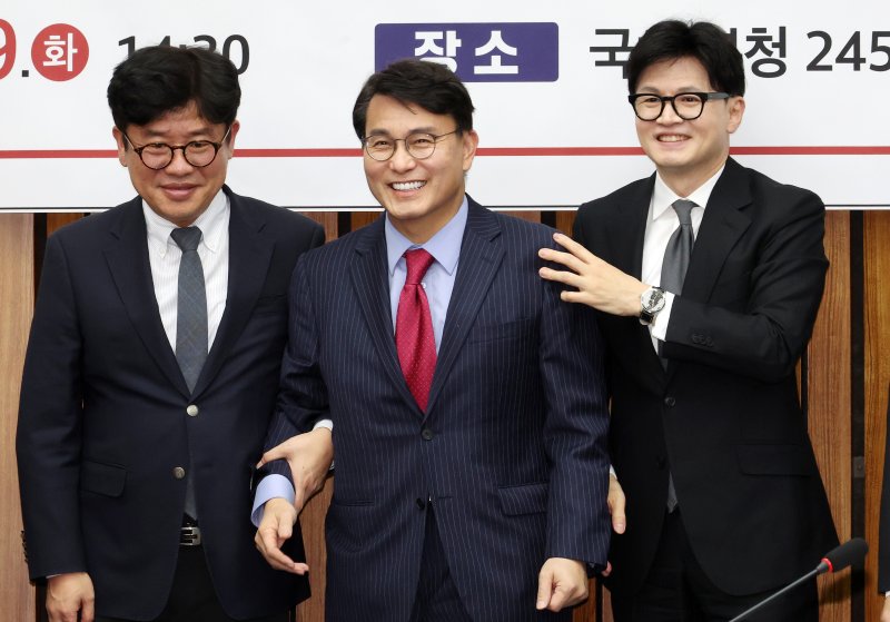 [서울=뉴시스] 조성우 기자 = 한동훈(오른쪽) 국민의힘 대표가 19일 오후 서울 여의도 국회에서 여의도 연구원 주최로 열린 트럼프 2기 행정부 출범과 한미동맹 및 통상외교 강화 반안 현안 정책토론회에서 유의동(왼쪽) 여의도연구원장, 윤상현 의원과 기념촬영하고 있다. 2024.11.19. xconfind@newsis.com