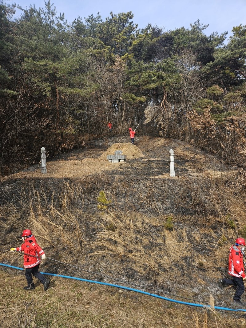 16일 오전 11시 21분께 전북자치도 남원시 대산면 수덕리 산에서 산불이 발생했다.(산림청제공. 재판매 및 DB금지)2025.2.16/뉴스1