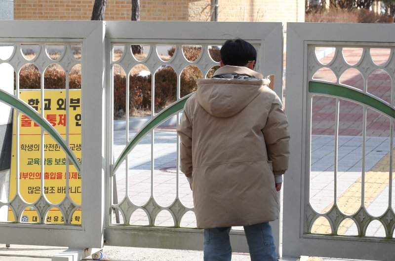 지난 10일 대전 서구 한 초등학교에서 1학년 김하늘 양이 교사에 의해 흉기에 찔려 사망하는 사고가 발생했다. 11일 범행이 발생한 학교에서 학생이 교문 앞에서 김 양을 추모하고 있다. 2025.2.11/뉴스1 ⓒ News1 김기태 기자
