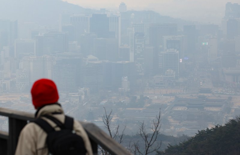 "외출 자제해야"... 서울·경기 16개 시군 초미세먼지 주의보