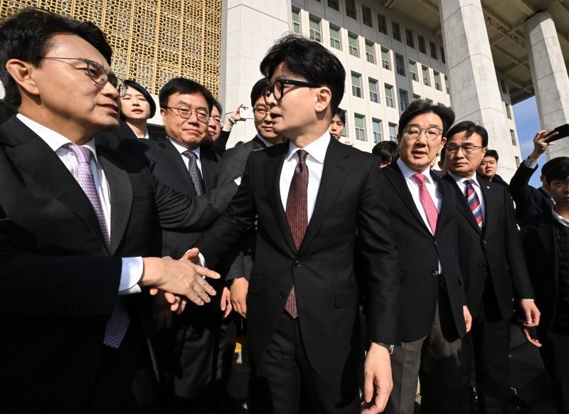 한동훈 국민의힘 대표가 16일 오전 서울 여의도 국회에서 당 대표 사퇴 기자회견을 한 후 본청을 나서며 권성동 원내대표, 윤상현 의원 등의 배웅을 받고 있다. (공동취재) 2024.12.16/뉴스1 ⓒ News1 이재명 기자