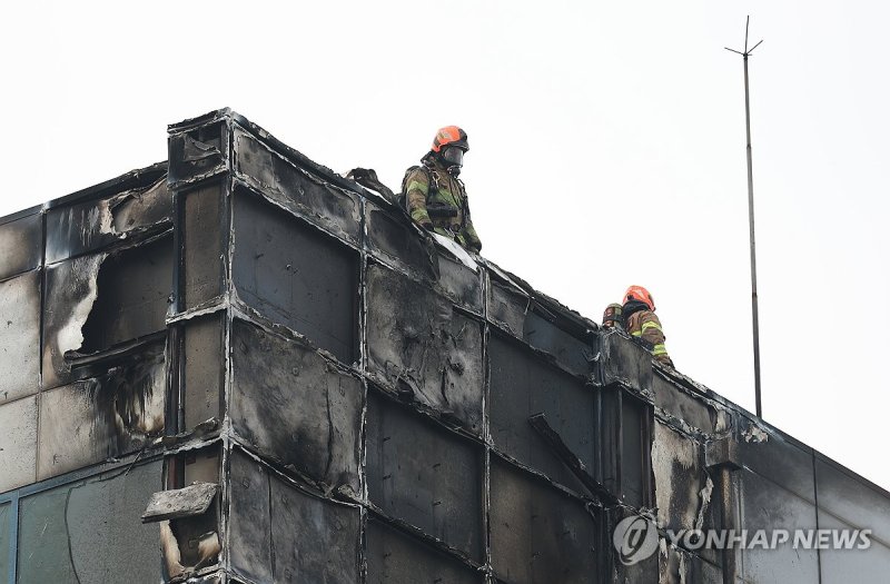 무학여고 급식실 화재 현장 살피는 소방관들 (출처=연합뉴스)