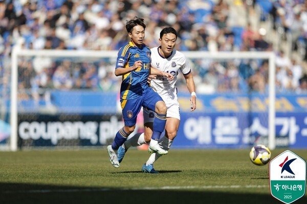 볼 경합 중인 울산 강상우(왼쪽)와 안양 김정현. (한국프로축구연맹 제공)