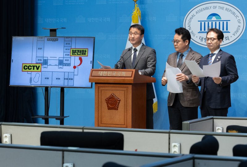 한병도 윤석열 정부의 비상계엄 선포를 통한 내란 혐의 진상규명 국정조사특별위원회 더불어민주당 간사를 비롯한 위원들이 16일 오전 서울 여의도 국회 소통관에서 긴급 기자회견을 열고 비상계엄 선포 당시 국회 본관 일부 전력을 차단했다는 사실을 확인했다고 발표하고 있다. 2025.2.16/뉴스1 ⓒ News1 이재명 기자