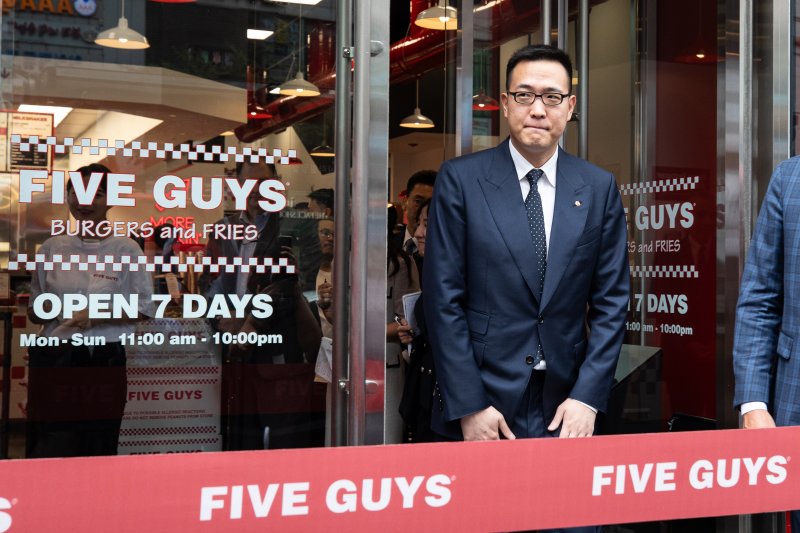 김동선 한화호텔앤드리조트 미래비전총괄 부사장)이 서울 강남구 파이브가이즈 강남에서 열린 파이브가이즈 1호점 오픈 행사에 참석하고 있다. 2023.6.26/뉴스1 ⓒ News1 유승관 기자