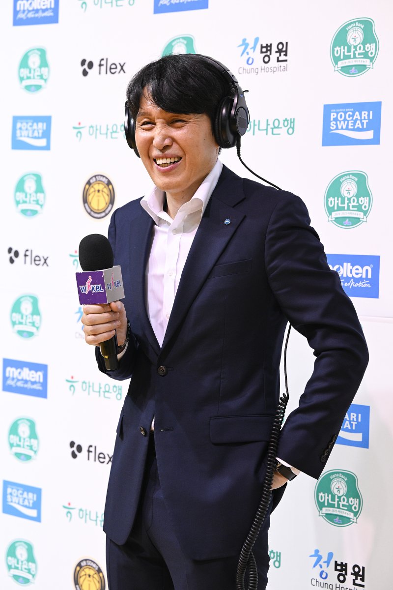 위성우 우리은행 감독이 16일 청주체육관에서 열린 하나은행 2024-2025 여자프로농구 KB스타즈와 우리은행의 경기에서 KB를 46대44로 승리하며 정규리그 우승을 확정 지은 뒤 인터뷰를 하고 있다. (WKBL 제공. 재판매 및 DB 금지) 2025.2.16/뉴스1