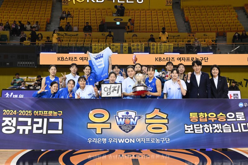 16일 청주체육관에서 열린 하나은행 2024-2025 여자프로농구 KB스타즈와 우리은행의 경기에서 KB 상대 46대44로 승리하며 정규리그 우승을 확정 지은 우리은행 김단비가 팀원들과 트로피를 들어올리고 있다. (WKBL 제공. 재판매 및 DB 금지) 2025.2.16/뉴스1