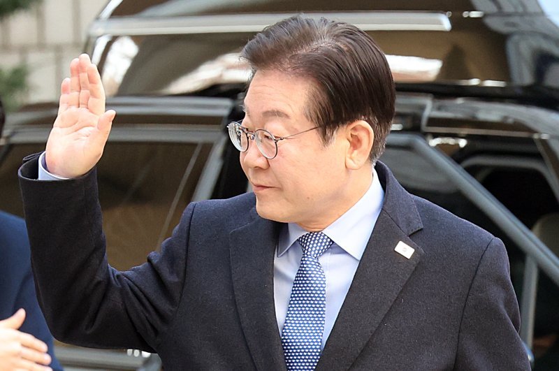 이재명 더불어민주당 대표가 지난 14일 오전 서울 서초구 서울중앙지방법원에서 열린 '대장동 배임 및 성남FC 뇌물 의혹' 관련 특정범죄가중처벌등에관한법률위반 공판에 출석하고 있다. /사진=뉴시스