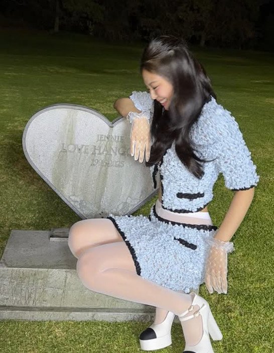 제니, 찰스 멜튼과 회전 목마 함께…달달 눈빛 [N샷]