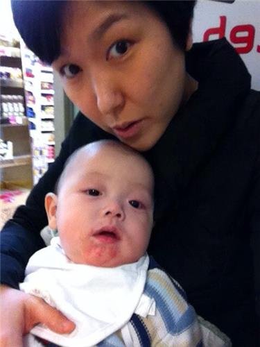 김수빈 나부협 회장과 아기 시절의 첫째 아이 모습 (출처=연합뉴스)