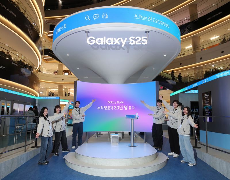 서울 영등포구 타임스퀘어 ‘갤럭시 스튜디오’에서 팬큐레이터들이 누적 방문객 30만명 돌파를 축하하는 모습. 삼성전자 제공