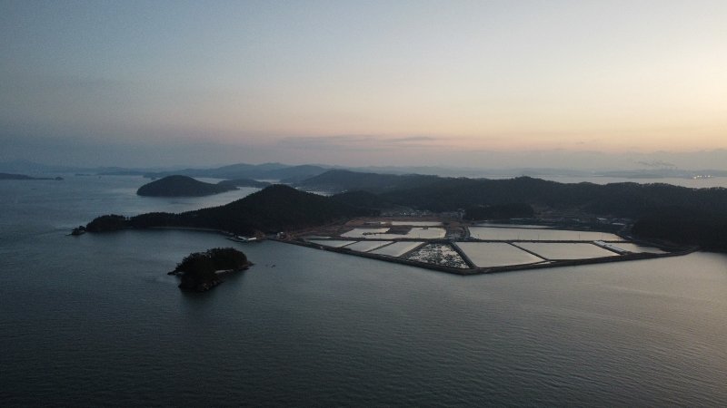 [태안=뉴시스] 김덕진 기자=태안 만대항 하늘에서 바라본 태안반도 전경. 2025.02.17. spark@newsis.com *재판매 및 DB 금지