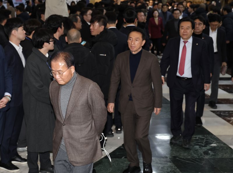 윤재옥, 김석기 등 국민의힘 의원들이 14일 오후 서울 여의도 국회에서 윤석열 대통령에 대한 탄핵소추안이 가결된 뒤 본회의장을 나서고 있다. 윤 대통령 탄핵안은 재적의원 300명이 모두 투표에 참여해 찬성 204표, 반대 85표, 기권 3표, 무효 8표로 가결됐다. 2024.12.14/뉴스1 ⓒ News1 구윤성 기자