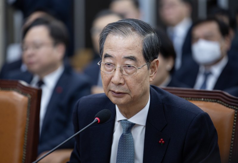 한덕수 국무총리가 15일 오전 서울 여의도 국회에서 열린 윤석열 정부의 비상계엄 선포를 통한 내란 혐의 진상규명 국정조사특별위원회에서 의원 질문에 답변하고 있다. 2025.1.15/뉴스1 ⓒ News1 이재명 기자