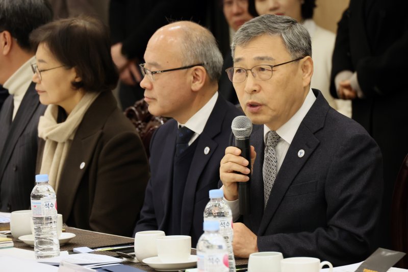 [서울=뉴시스] 조성우 기자 = 정근식(오른쪽) 서울시교육감이 17일 오전 서울 여의도의 한 식당에서 열린 더불어민주당 서울특별시당-서울특별시교육청 교육정책협의회에서 발언하고 있다. 2025.02.17. xconfind@newsis.com