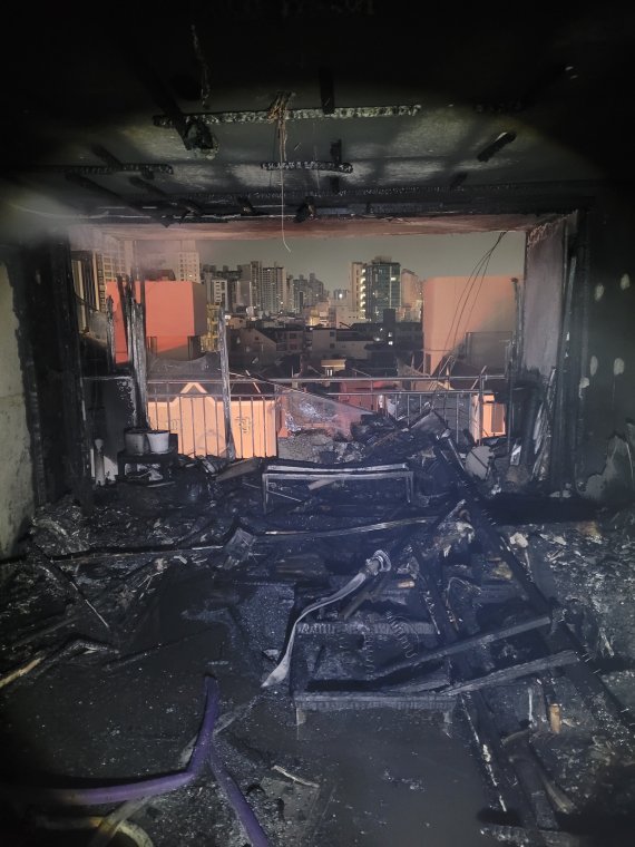 17일 새벽 화재가 난 울산 신정동 10층 아파트 실내 모습. 울산소방본부 제공