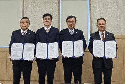 [김해=뉴시스]한국재료연구원 최철진(오른쪽서 두 번째) 원장이 김해중소기업비즈니스센터 세미나실에서 김해의생명·산업진흥원, 한국전기연구원, 창원산업진흥원 원장들과 산업 대전환 및 글로벌 혁신산업 육성을 위한 업무협약을 체결하고 있다.(사진=한국재료연구원제공) 22025.02.17. photo@newsis.com