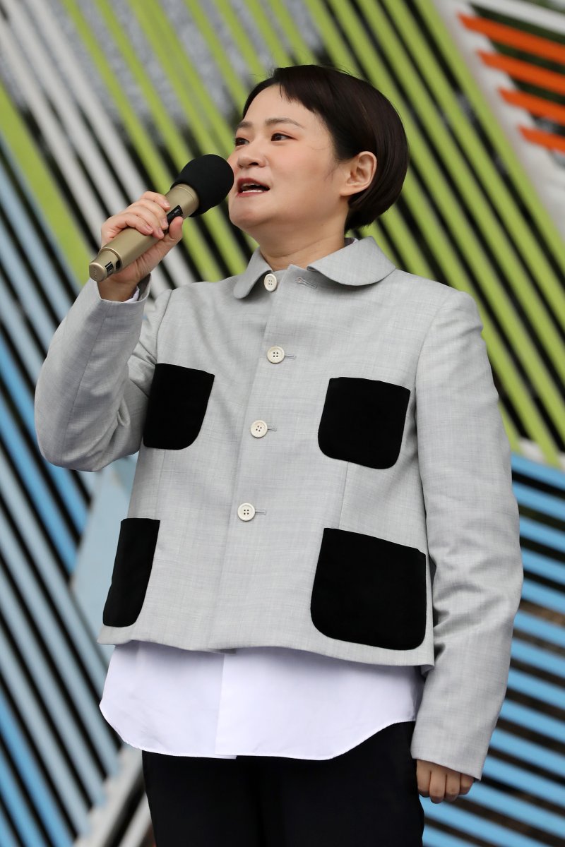 김신영 플레이브 우리 방송 못나와 발언에 라디오 하차 요구까지