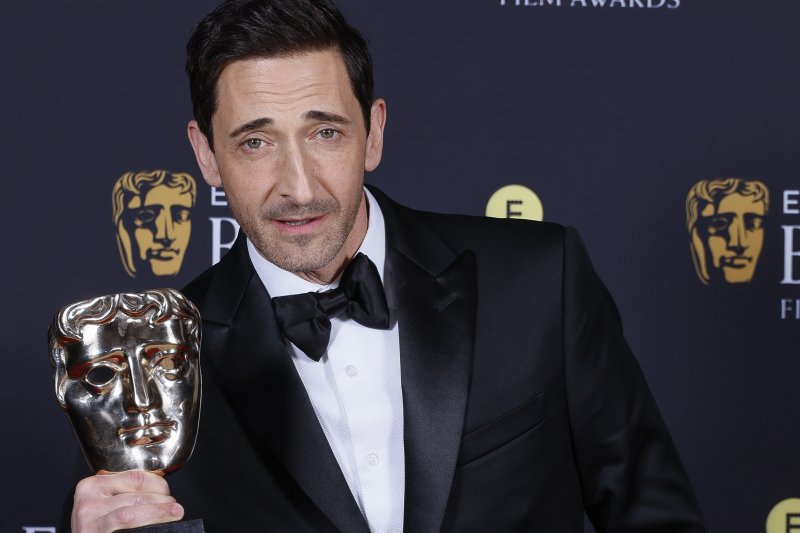 배우 에이드리언 브로디가 16일(현지 시간) 영국 런던에서 열린 제78회 영국 아카데미 영화상(BAFTA) 시상식에서 '브루탈리스트'로 남우주연상을 받고 포즈를 취하고 있다. 브로디 등 배우들이 헝가리 억양을 강조하기 위해 AI 기술을 썼다는 사실이 알려지면서 형평성 논란이 일기도 했다. /사진=뉴시스