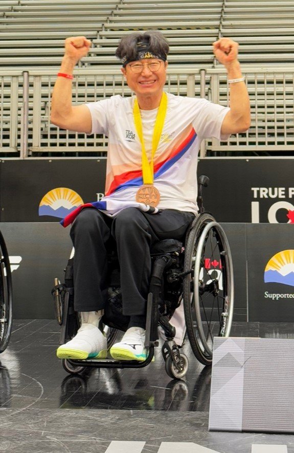 [밴쿠버=뉴시스] 2025 캐나다 인빅터스 게임에 대한민국 상이군경 대표로 출전한 김영민 선수가 16일(현지시간) 밴쿠버 컨벤션센터 특설 경기장에서 진행된 실내 조정 남자 4분 지구력 경기에서 3위를 한 후 동메달을 목에 걸고 기뻐하고 있다. (사진=국가보훈부 공동취재단) 2025.02.17. *재판매 및 DB 금지