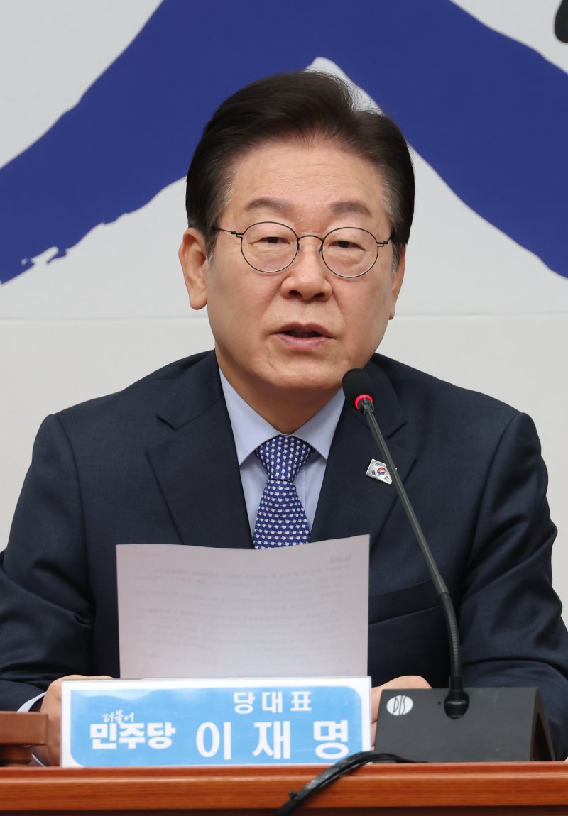 [서울=뉴시스] 고승민 기자 = 이재명 더불어민주당 대표가 14일 서울 여의도 국회에서 열린 최고위원회의에서 발언하고 있다. 2025.02.14. kkssmm99@newsis.com