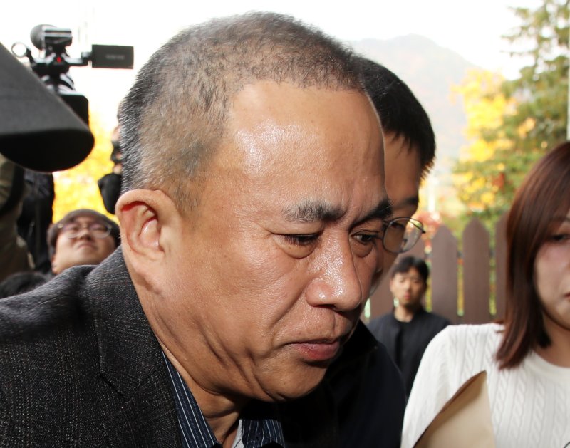윤석열 대통령 부부 공천 개입 의혹의 핵심 인물인 명태균 씨가 지난해 11월 14일 오후 공천을 대가로 정치자금을 주고받은 혐의(정치자금법 위반)로 경남 창원시 성산구 창원지방법원에서 열린 구속 전 피의자 심문(영장실질심사)에 출석하고 있다. 2024.11.14/뉴스1 ⓒ News1 윤일지 기자